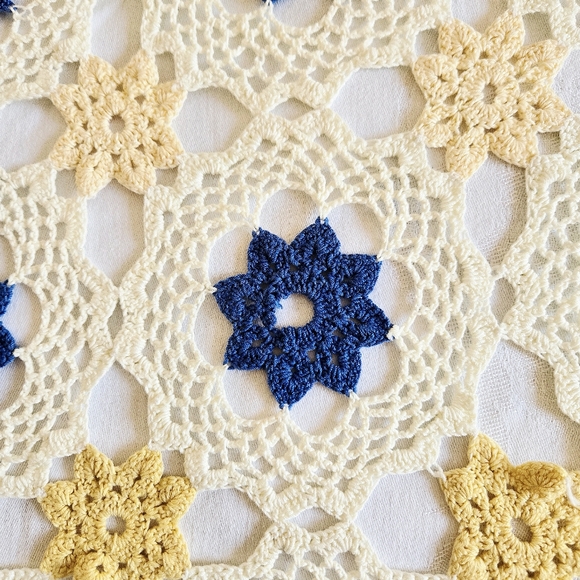 Vintage Hand-Crocheted Tablecloth Off-White Blue & Yellow Country Cottagecore - Picture 5 of 6
